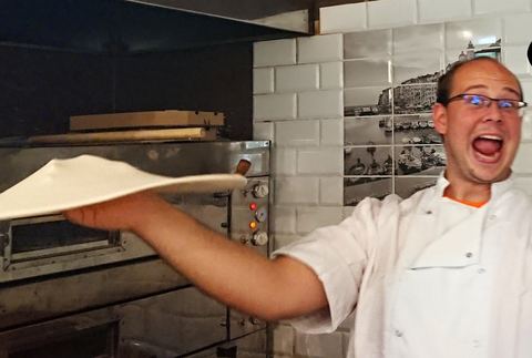 Pizzaiolo Vero Pizza przy piecu