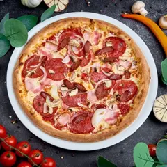 Mięsna pizza Corrida z pepperoni, bekonem i kabanosem – Vero Pizza Grochów