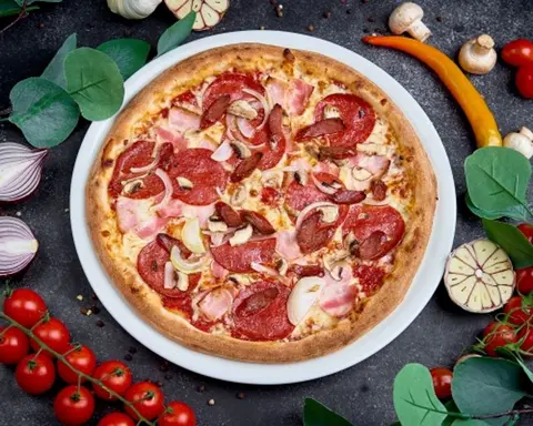 Mięsna pizza Corrida z pepperoni, bekonem i kabanosem – Vero Pizza Grochów