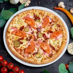 Pizza Profumato z bekonem, kabanosem i ogórkiem kiszonym – Vero Pizza Grochów