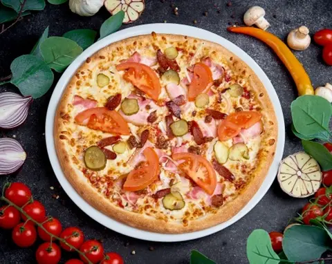 Pizza Profumato z bekonem, kabanosem i ogórkiem kiszonym – Vero Pizza Grochów